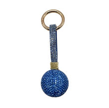 Porte-clés avec une boule de cristal entièrement orné de strass
