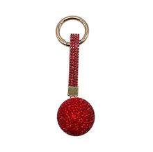 Porte-clés avec une boule de cristal entièrement orné de strass