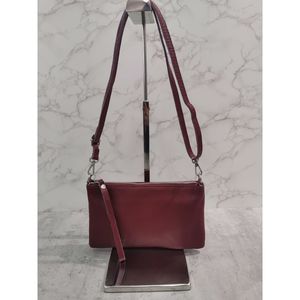 Pochette plate rectangulaire avec une fermeture éclair et bandoulière