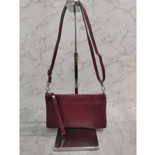 Pochette plate rectangulaire avec une fermeture éclair et bandoulière