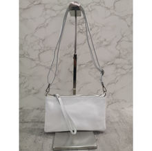 Pochette plate rectangulaire avec une fermeture éclair et bandoulière