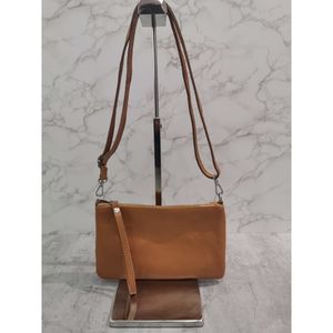 Pochette plate rectangulaire avec une fermeture éclair et bandoulière
