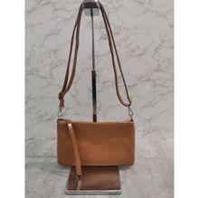 Pochette plate rectangulaire avec une fermeture éclair et bandoulière