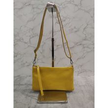 Pochette plate rectangulaire avec une fermeture éclair et bandoulière