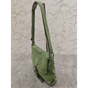 Sac bandoulière en croûte de cuir texture suédée veloutée au toucher