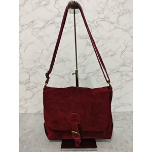 Sac bandoulière en croûte de cuir texture suédée veloutée au toucher