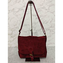 Sac bandoulière en croûte de cuir texture suédée veloutée au toucher