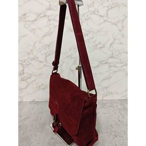 Sac bandoulière en croûte de cuir texture suédée veloutée au toucher