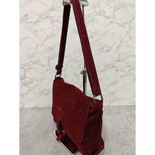 Sac bandoulière en croûte de cuir texture suédée veloutée au toucher