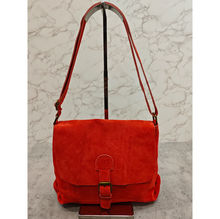 Sac bandoulière en croûte de cuir texture suédée veloutée au toucher