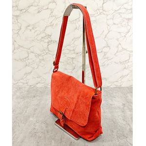 Sac bandoulière en croûte de cuir texture suédée veloutée au toucher