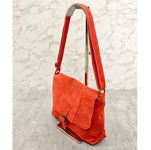 Sac bandoulière en croûte de cuir texture suédée veloutée au toucher