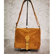 Sac bandoulière en croûte de cuir texture suédée veloutée au toucher