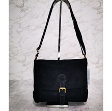 Sac bandoulière en croûte de cuir texture suédée veloutée au toucher