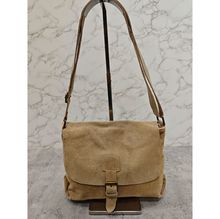 Sac bandoulière en croûte de cuir texture suédée veloutée au toucher