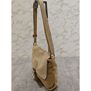 Sac bandoulière en croûte de cuir texture suédée veloutée au toucher