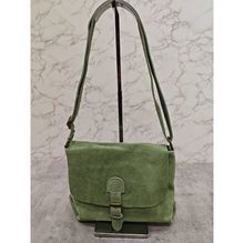 Sac bandoulière en croûte de cuir texture suédée veloutée au toucher