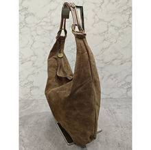 Sac cabas style boule porté épaule en cuir aspect velouté et souple
