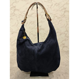 Sac cabas style boule porté épaule en cuir aspect velouté et souple