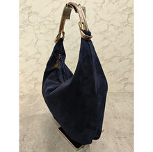 Sac cabas style boule porté épaule en cuir aspect velouté et souple