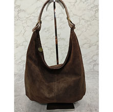Sac cabas style boule porté épaule en cuir aspect velouté et souple