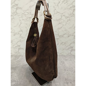 Sac cabas style boule porté épaule en cuir aspect velouté et souple