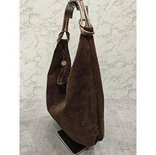 Sac cabas style boule porté épaule en cuir aspect velouté et souple