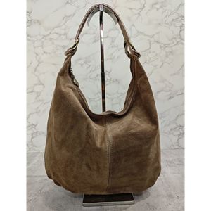 Sac cabas style boule porté épaule en cuir aspect velouté et souple