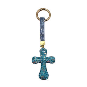 Porte-clés en forme de croix recouverte de strass étincelants