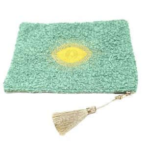 Petite trousse moutonnée avec un motif central brodé d'un œil