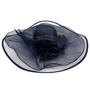 Chapeau capeline de mariage en sisal décoré d'une fleur