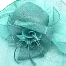 Chapeau capeline de mariage en sisal décoré d'une fleur