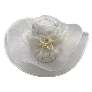 Chapeau capeline de mariage en sisal décoré d'une fleur