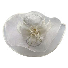 Chapeau capeline de mariage en sisal décoré d'une fleur