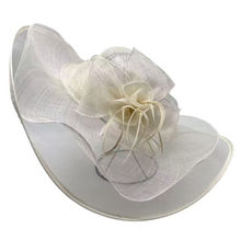 Chapeau capeline de mariage en sisal décoré d'une fleur