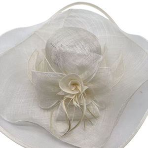 Chapeau capeline de mariage en sisal décoré d'une fleur