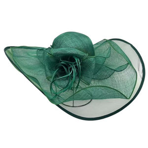Chapeau capeline de mariage en sisal décoré d'une fleur