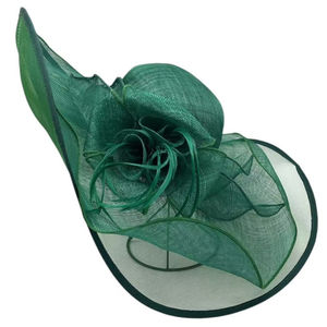 Chapeau capeline de mariage en sisal décoré d'une fleur