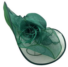 Chapeau capeline de mariage en sisal décoré d'une fleur