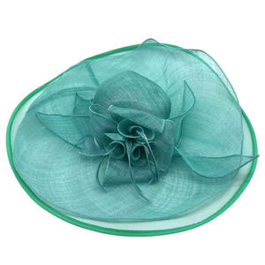 Chapeau capeline de mariage en sisal décoré d'une fleur