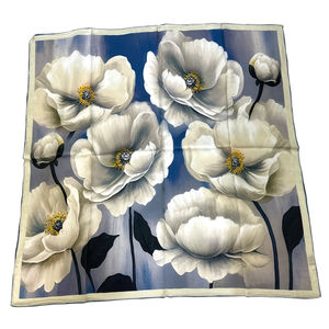 Étole carrée de soie à motif de fleurs aux teintes éclatantes