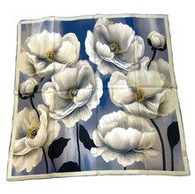 Étole carrée de soie à motif de fleurs aux teintes éclatantes