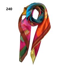 Étole carrée de soie à motif de fleurs aux teintes éclatantes