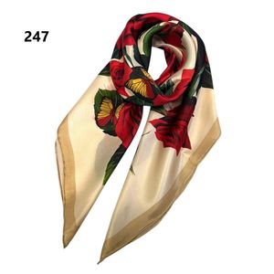 Étole carrée de soie à motif de fleurs aux teintes éclatantes