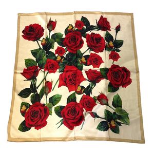 Étole carrée de soie à motif de fleurs aux teintes éclatantes