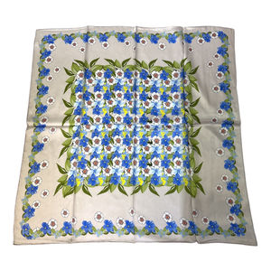 Étole carrée de soie à motif de fleurs aux teintes éclatantes