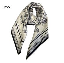 Étole carrée de soie à motif de fleurs aux teintes éclatantes