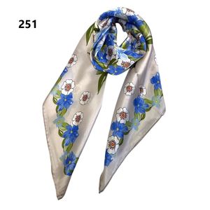 Étole carrée de soie à motif de fleurs aux teintes éclatantes