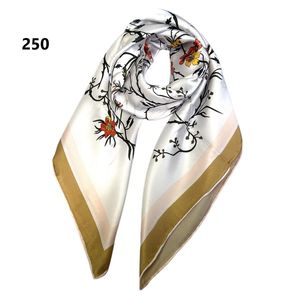 Étole carrée de soie magnifié par un imprimé belles de fleurs