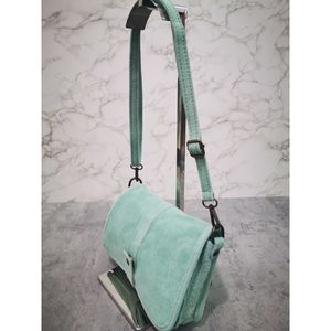 Sac bandoulière en croûte de cuir avec rabat magnétique